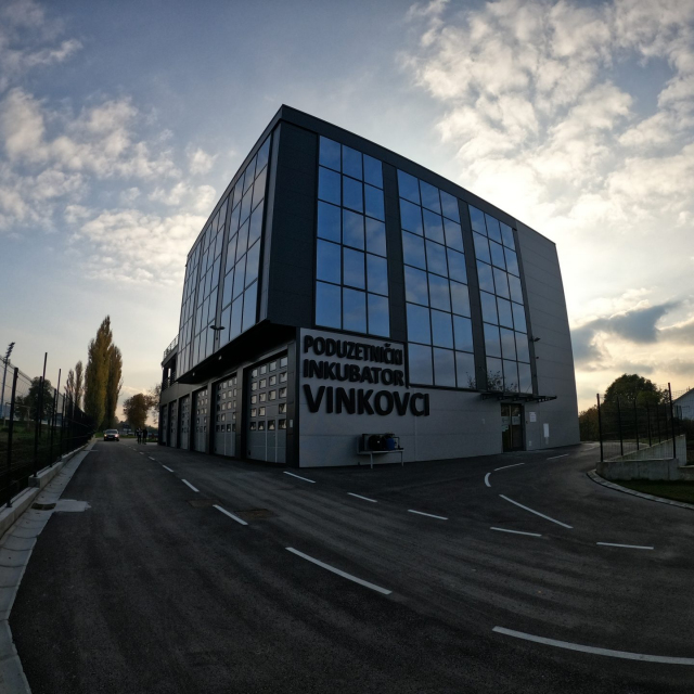 Grad Vinkovci objavio je novi Javni poziv za dodjelu potpora iz programa poticanja poduzetništva – mjera 6 – Poduzetnički inkubator –